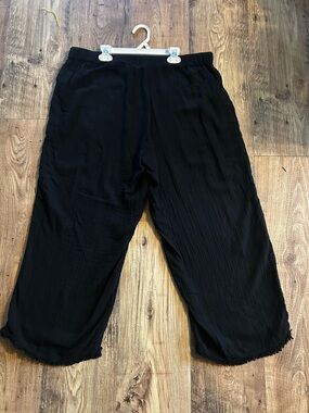 Eileen Fisher Black Relaxed Cropped Pull-On Capris